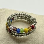 Anello con filo di memoria regolabile con 7 chakra