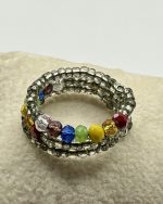 Anello con filo di memoria regolabile con 7 chakra