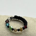 Anello in filo di memoria regolabile con 7 chakra