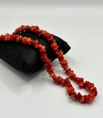 Collana artigianale realizzata a mano con autentici scarti di corallo rosso. - immagine 4