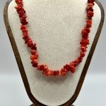 Collana artigianale realizzata a mano con autentici scarti di corallo rosso.