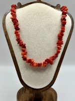 Collana artigianale realizzata a mano con autentici scarti di corallo rosso.