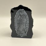 Scultura artigianale in ossidiana naturale (230 g), raffigurante una Madonna