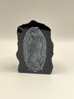 Scultura artigianale in ossidiana naturale (230 g), raffigurante una Madonna