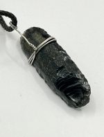 Ciondolo in ossidiana naturale intagliata a mano, con cordino nero regolabile. - immagine 3
