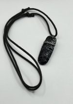 Ciondolo in ossidiana naturale intagliata a mano, con cordino nero regolabile. - immagine 4