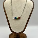 Collana artigianale con pietre naturali dei sette chakra, realizzata a mano.