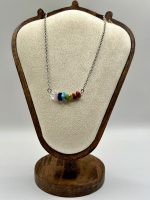 Collana artigianale con pietre naturali dei sette chakra, realizzata a mano.