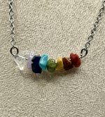 Collana artigianale con pietre naturali dei sette chakra, realizzata a mano. - immagine 2