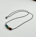 Collana artigianale con pietre naturali dei sette chakra, realizzata a mano. - immagine 3