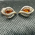 Orecchini in argento 925 con ambra naturale, chiusura a lobo.