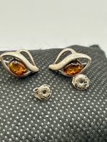 Orecchini in argento 925 con ambra naturale, chiusura a lobo. - immagine 3