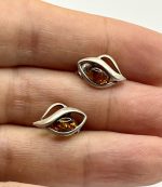 Orecchini in argento 925 con ambra naturale, chiusura a lobo. - immagine 4