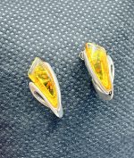 Orecchini in argento 925 con ambra naturale, chiusura a lobo. - immagine 6