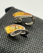 Orecchini in argento 925 con ambra naturale, chiusura a lobo. - immagine 5