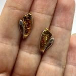 Orecchini in argento 925 con ambra naturale, chiusura a lobo.