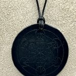 Amuleto in Shungite Naturale con Cubo di Metatron e Cordino Regolabile –