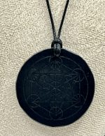Amuleto in Shungite Naturale con Cubo di Metatron e Cordino Regolabile –