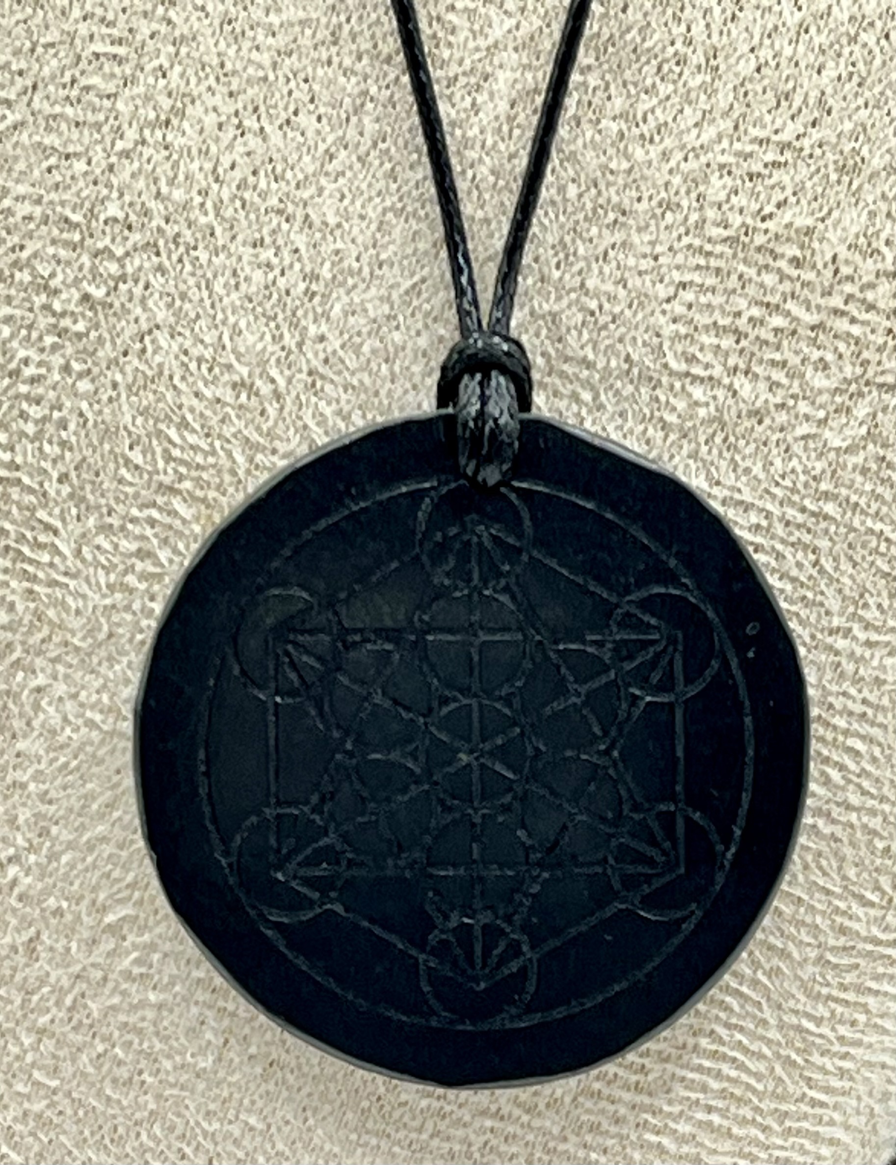 img_0350 Amuleto in Shungite Naturale con Cubo di Metatron e Cordino Regolabile – - immagine 1