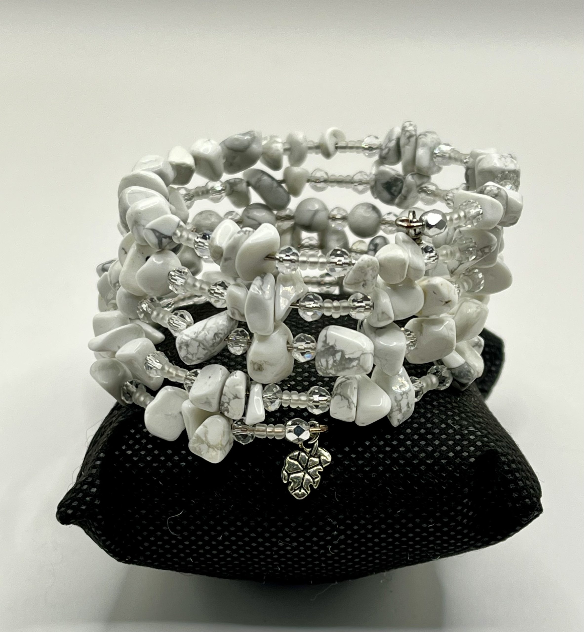 img_0381 Braccialetto in Howlite Bianca Naturale con Filo Armonico – Pietra di Calma ed Equilibrio - immagine 1