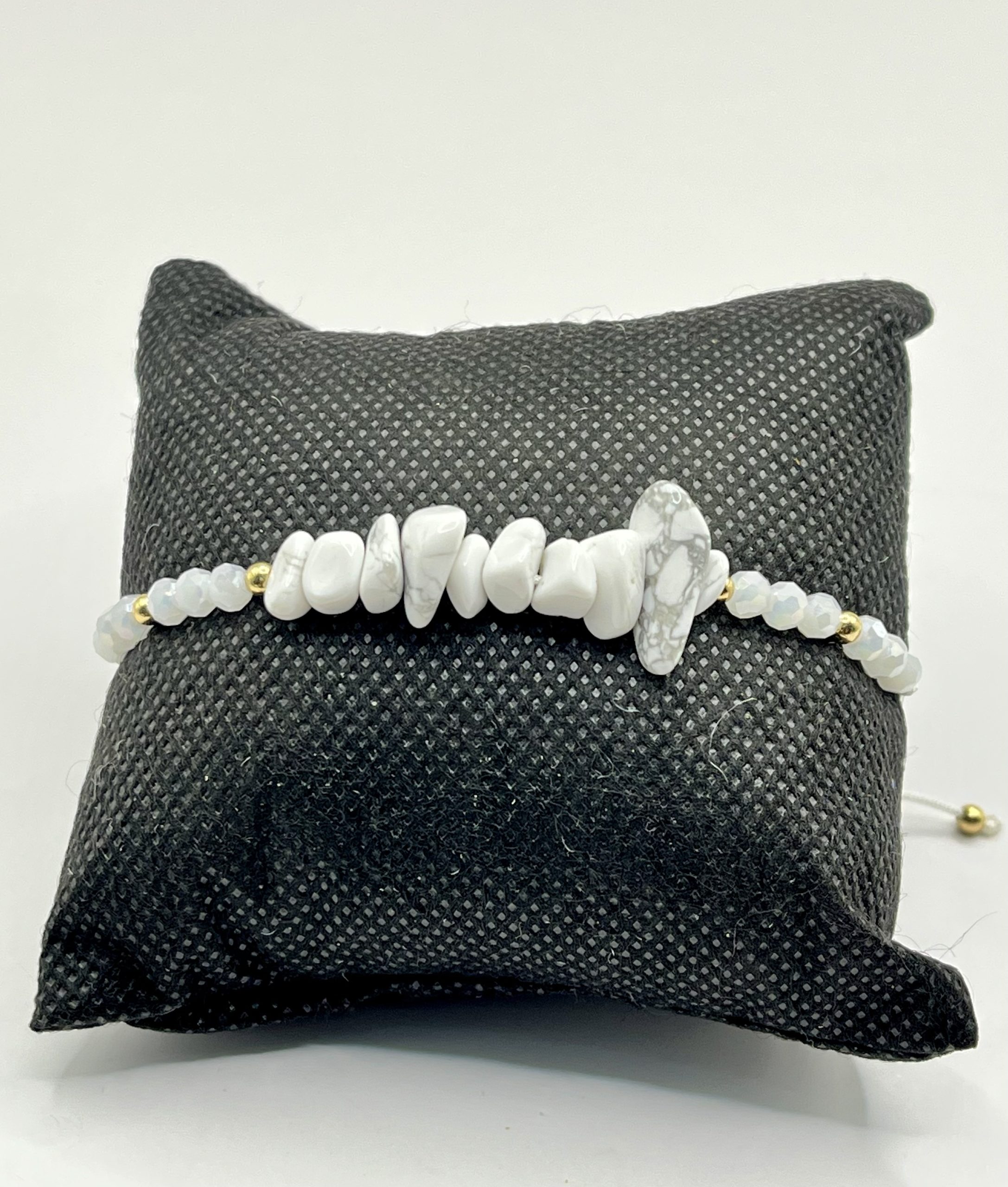 img_0385 Braccialetto in Macramè Regolabile con Howlite Naturale – Pietra di Calma ed Equilibrio - immagine 1