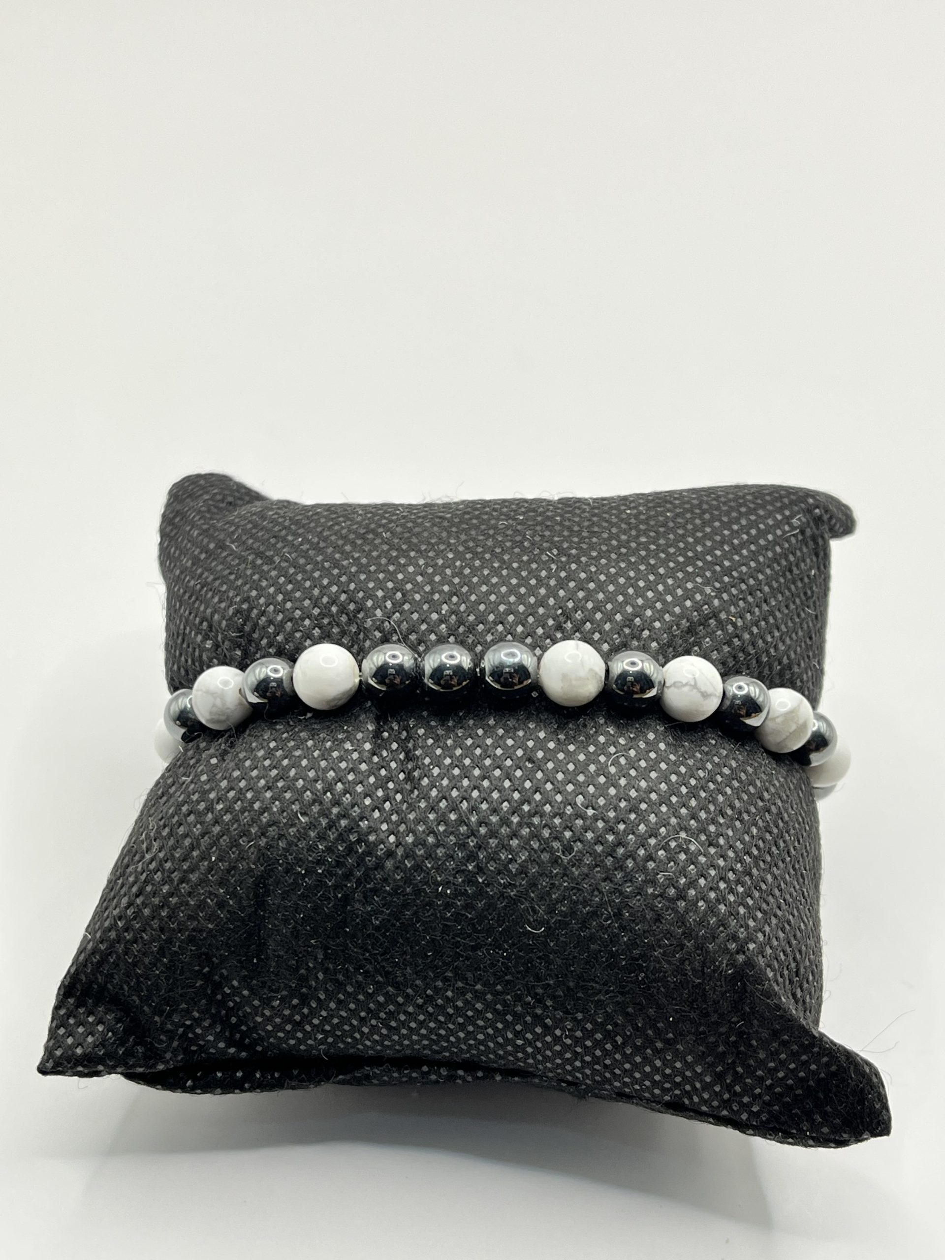 img_0387 Bracciale in Howlite e Ematite Naturali da 6 mm – Calma, Forza ed Equilibrio - immagine 1
