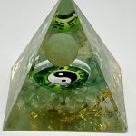 Piramide in Resina con Avventurina Verde, Oro e Yin-Yang – Equilibrio ed Energia