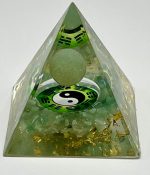 Piramide in Resina con Avventurina Verde, Oro e Yin-Yang – Equilibrio ed Energia
