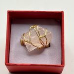 Anello regolabile in acciaio dorato con pietra grezza di Quarzo Rosa 💖