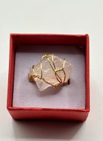 Anello regolabile in acciaio dorato con pietra grezza di Quarzo Rosa 💖