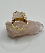 Anello regolabile in acciaio dorato con pietra grezza di Quarzo Rosa 💖 - immagine 3
