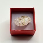 💍 Anello regolabile in acciaio dorato con pietra grezza di Quarzo Ialino 💎✨ - immagine 2