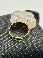 💍 Anello regolabile in acciaio dorato con pietra grezza di Quarzo Ialino 💎✨ - immagine 3