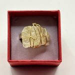 Anello regolabile in acciaio dorato con pietra grezza di Quarzo Citrino 💛✨