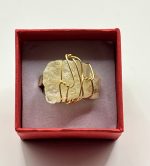 Anello regolabile in acciaio dorato con pietra grezza di Quarzo Citrino 💛✨