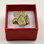 Anello regolabile in acciaio dorato con pietra grezza di Fluorite 🌈✨