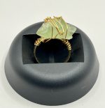 Anello regolabile in acciaio dorato con pietra grezza di Fluorite 🌈✨ - immagine 2