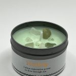 🕯️ Candela per Meditazione e Legge di Attrazione – Cera di soia, Lavanda & Eucalipto, Avventurina + ciondolo in omaggio 💚✨