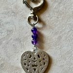 Portachiavi color argento con tre palline di Ametista 💜 e ciondolo a cuore ❤️