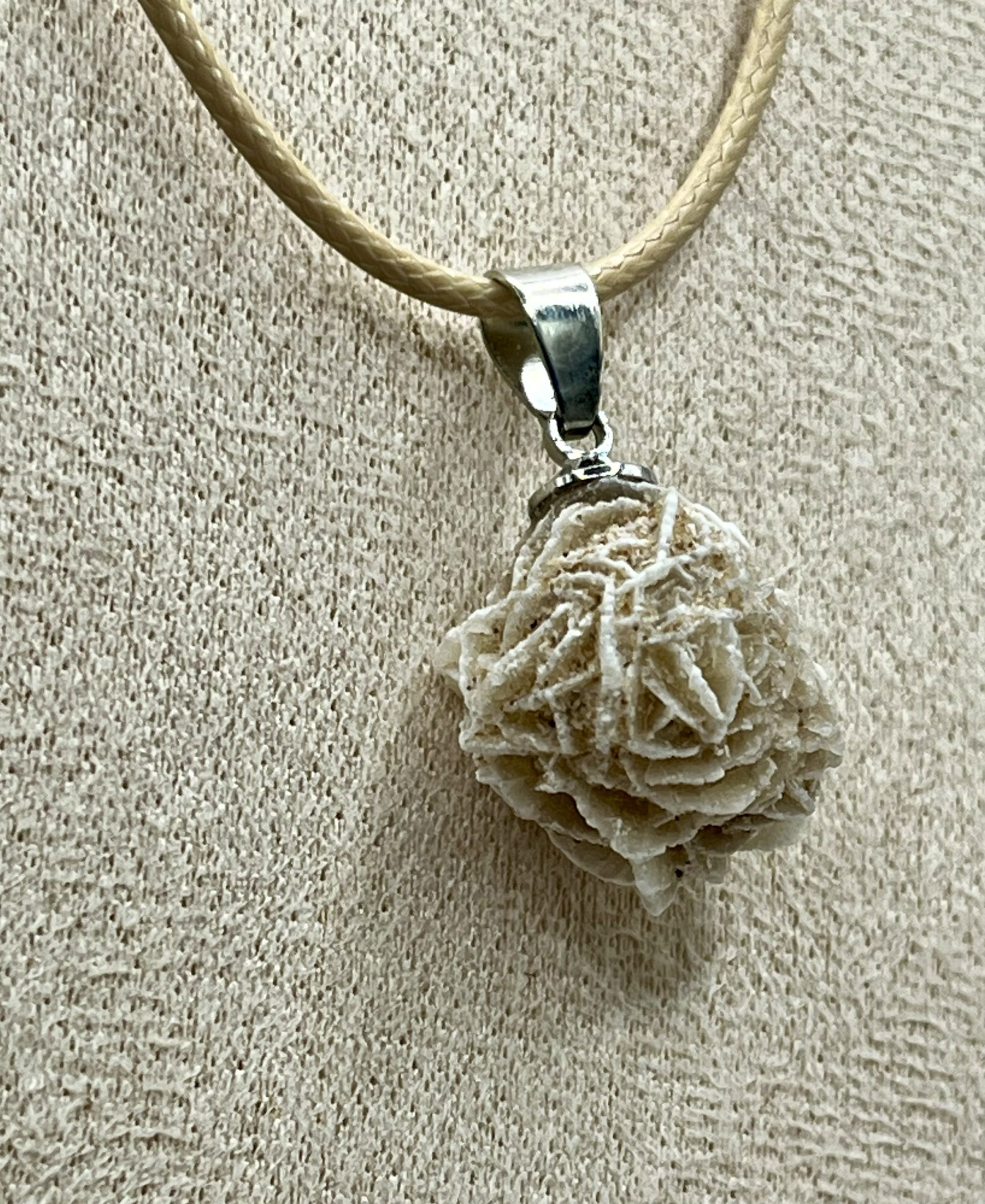 img_0652 Ciondolo Rosa del Deserto con cordoncino beige 🌵✨ - immagine 1