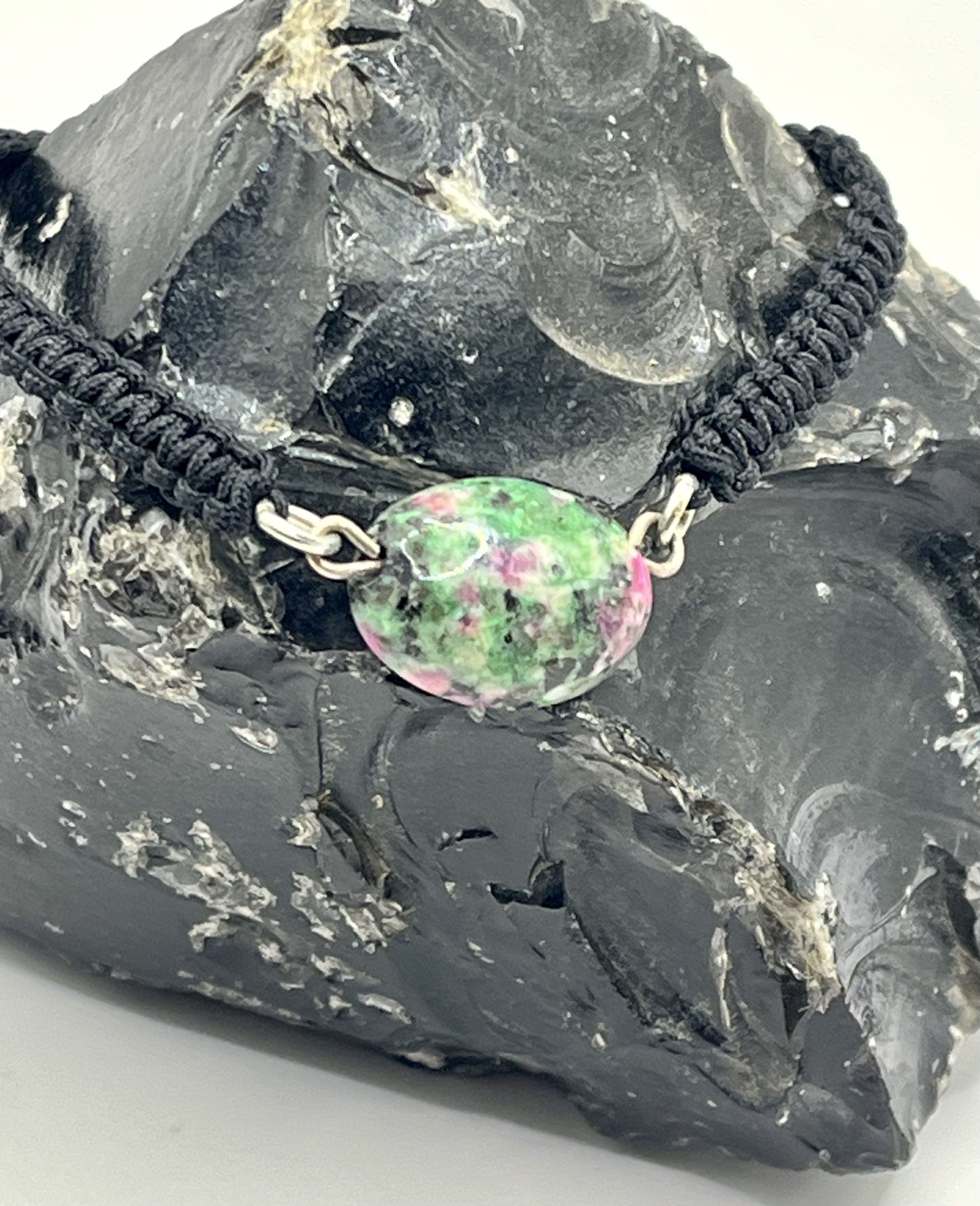 img_0673 Bracciale macramè nero con pietra di Zoisite 🖤💚 - immagine 1