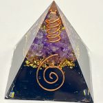Piramide in resina 5x5 con Shungite, Ametista, rame, oro e Quarzo Ialino 🖤💜✨ – Protezione da elettrosmog