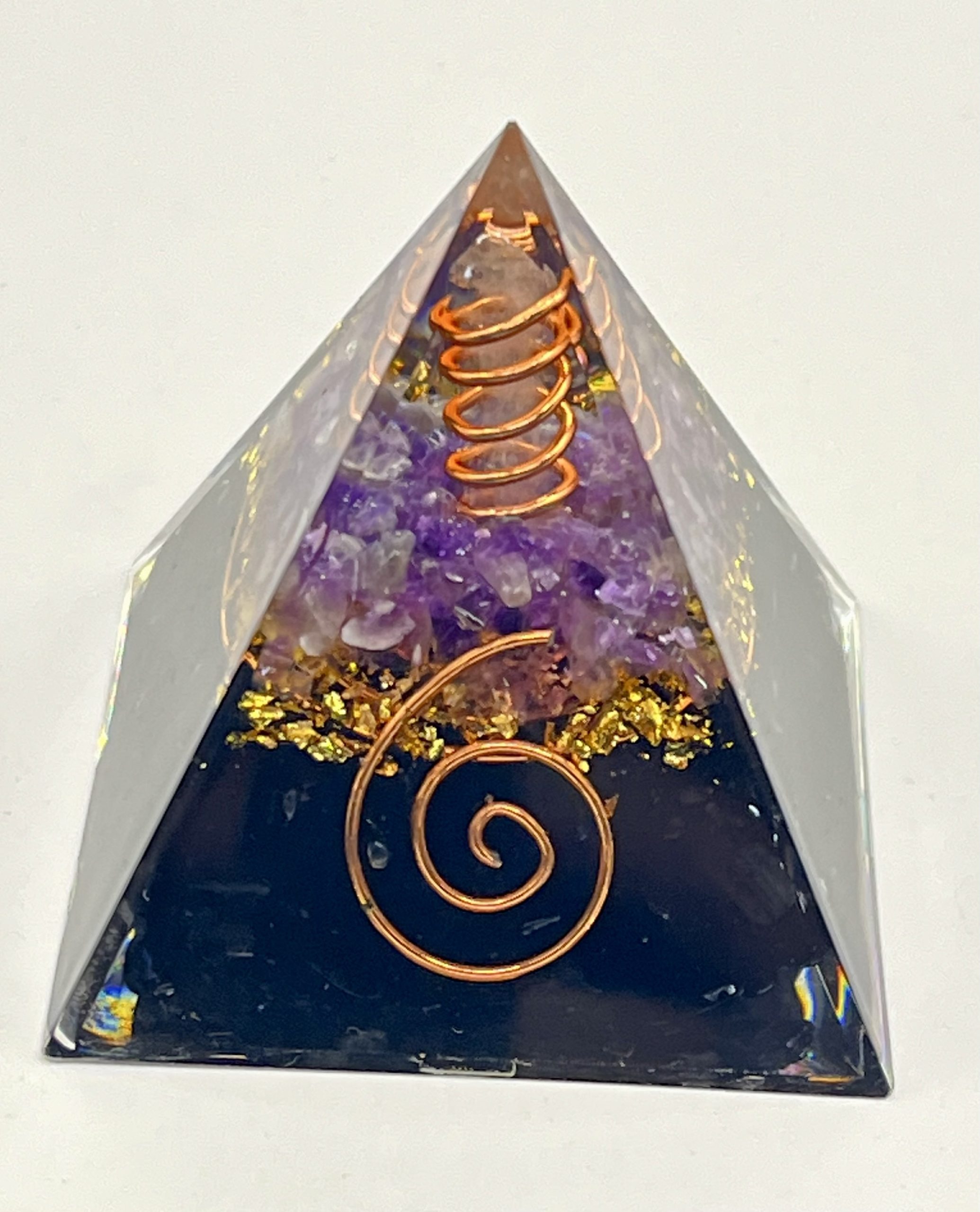 img_0717 Piramide in resina 5x5 con Shungite, Ametista, rame, oro e Quarzo Ialino π€πβ¨ β Protezione da elettrosmog - immagine 1