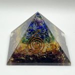 Piramide in Resina 7 Chakra con Pietre Naturali e Rame – 7,5 cm