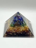 Piramide in Resina 7 Chakra con Pietre Naturali e Rame – 7,5 cm