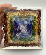 Piramide in Resina 7 Chakra con Pietre Naturali e Rame – 7,5 cm - immagine 4