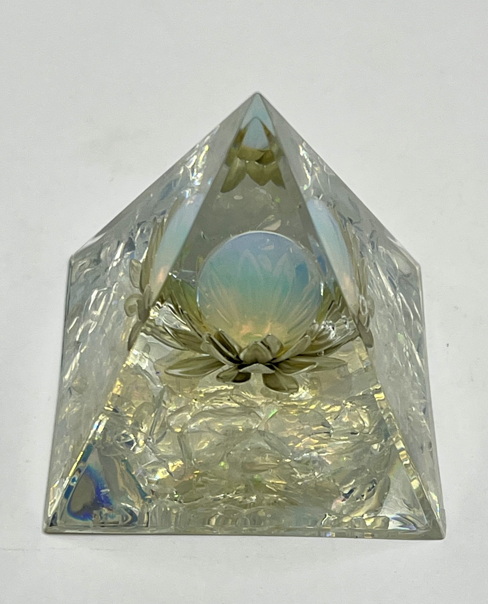 img_0847 Piramide in Resina con Opalite 5x5 cm ✨ - immagine 1