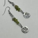 Orecchini con pietre di Prehnite 💚 e ciondolo OM 🙏 – Gioielli spirituali artigianali