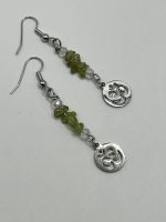 Orecchini con pietre di Prehnite 💚 e ciondolo OM 🙏 – Gioielli spirituali artigianali