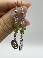 Orecchini con pietre di Prehnite 💚 e ciondolo OM 🙏 – Gioielli spirituali artigianali - immagine 2